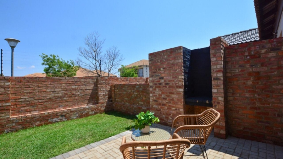 To Let 2 Bedroom Property for Rent in Van Der Hoff Park North West
